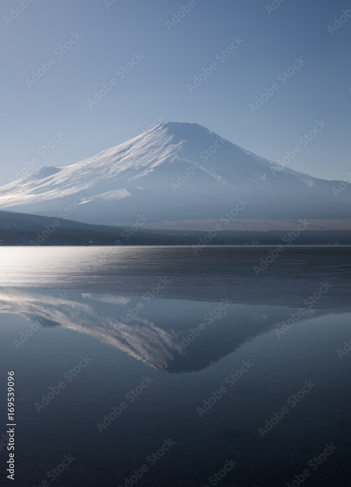 冬季下午，山中冰湖和富士山的倒影