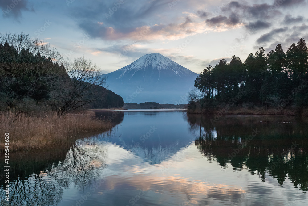 富士山和谷美湖在冬季有美丽的日出。谷美湖是Mo附近的一个湖