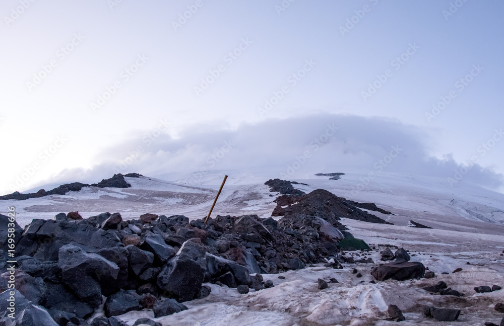 冬天晴朗的日子里，雪覆盖了埃尔布鲁斯山脉