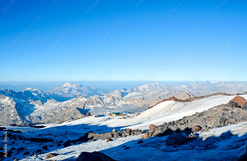 冬天晴朗的日子里，雪覆盖了埃尔布鲁斯山脉