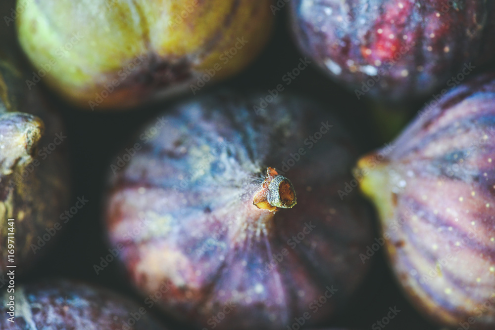 新鲜成熟的紫色无花果特写，俯视图，水平构图。食物质地和背景。O