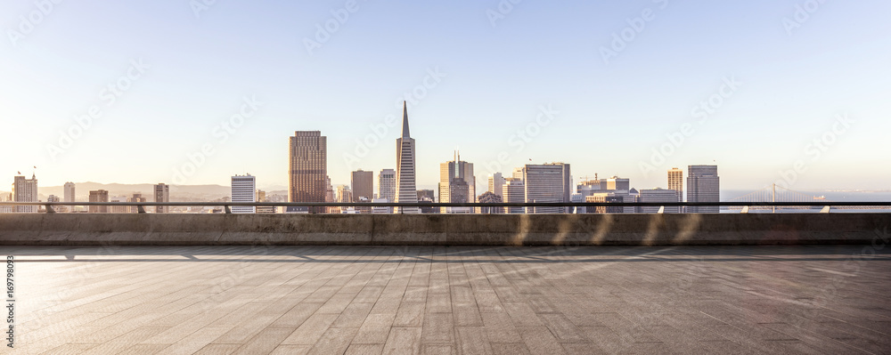 现代城市景观的空大理石地板