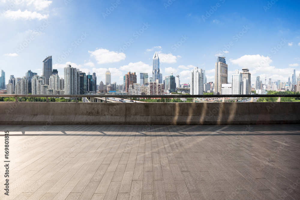 具有现代城市景观的空大理石地板