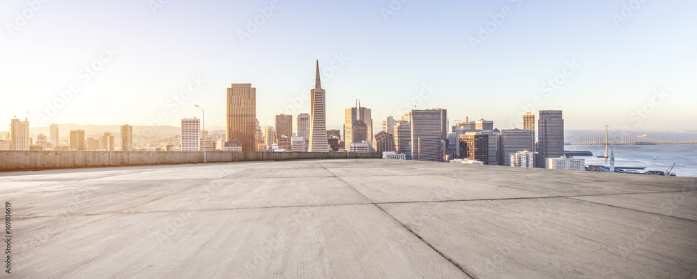 具有现代城市景观的空大理石地板