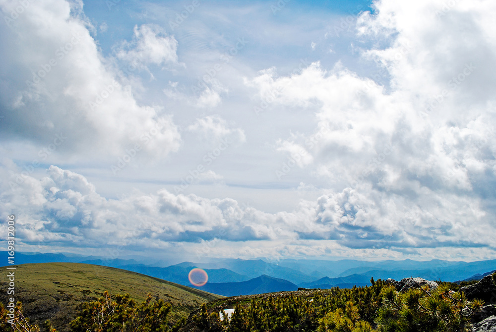 夏季山地景观。俄罗斯贝加尔湖上的山丘和草地景观