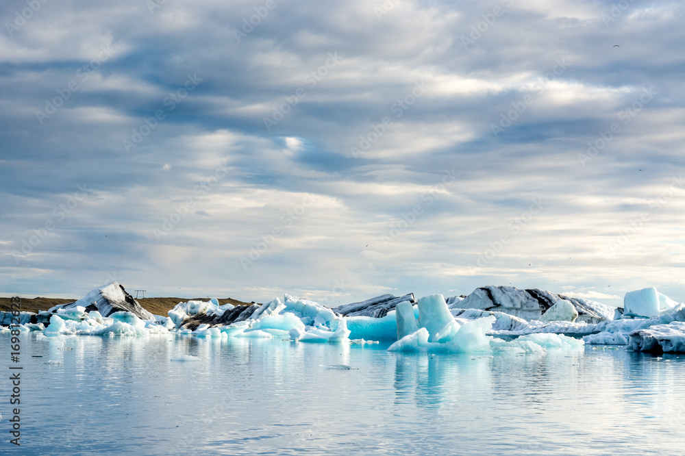 冰岛Jokulsarlon冰川湖中漂浮的冰山