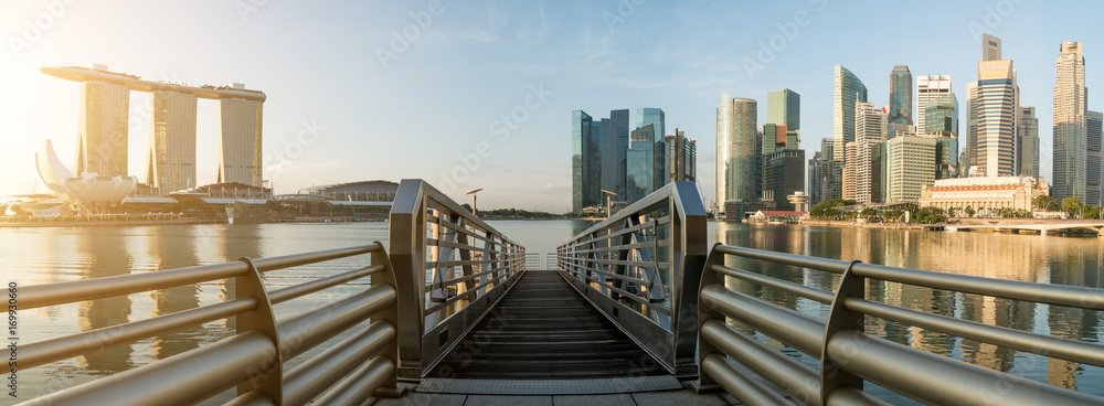 新加坡滨海湾新加坡商业区天际线和摩天大楼全景。