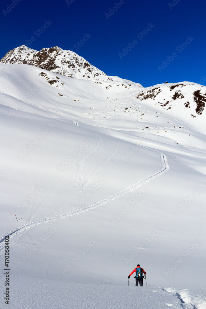 奥地利斯塔拜阿尔卑斯山，人们穿着雪鞋徒步旅行，欣赏蓝天下的高山雪全景