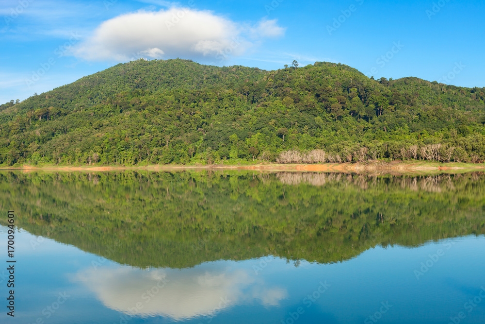 泰国普吉岛湖面倒影的山湖景观。