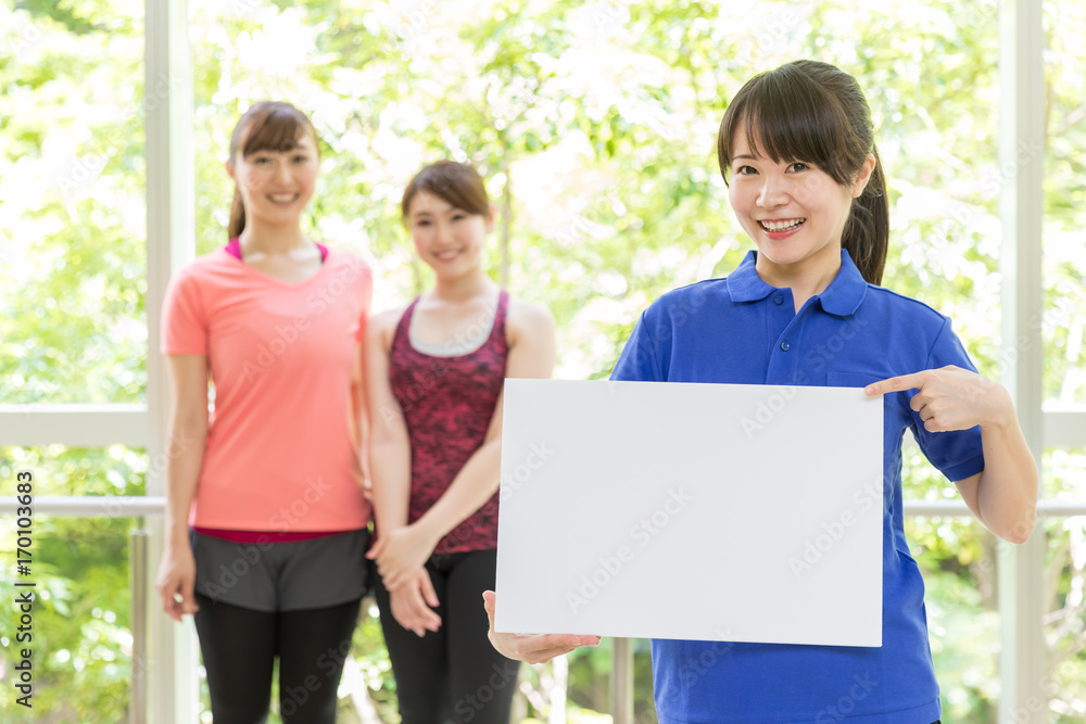 体育馆里有魅力的亚洲女人