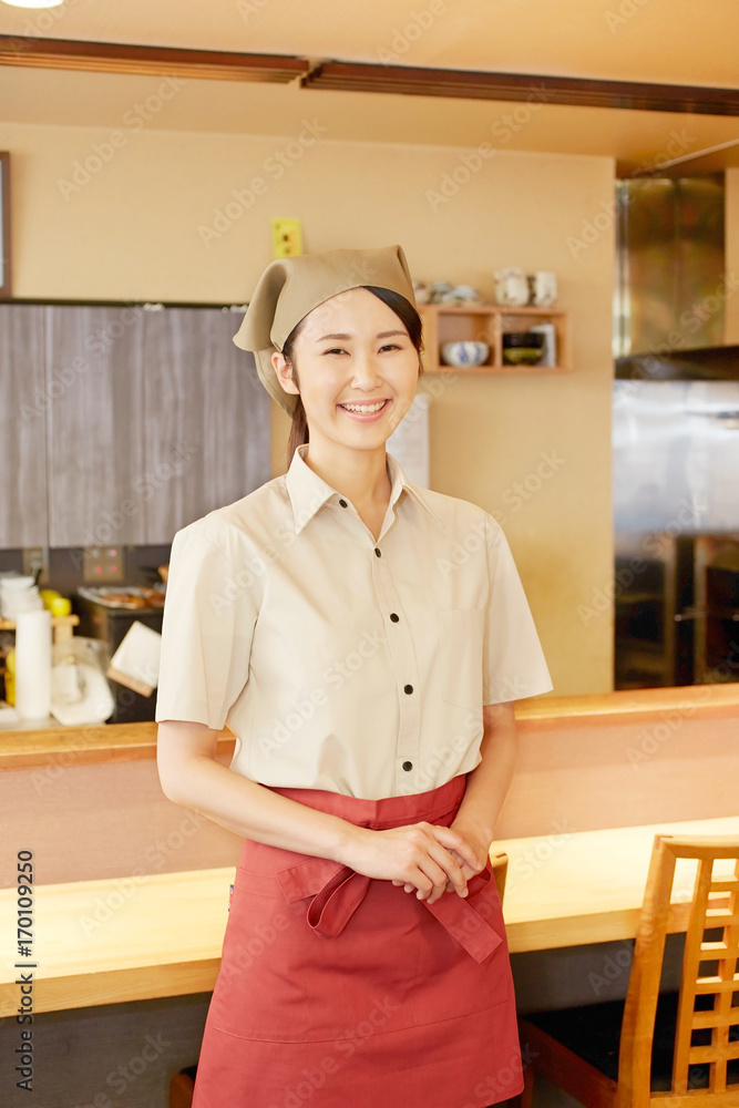 笑顔の飲食店の店員