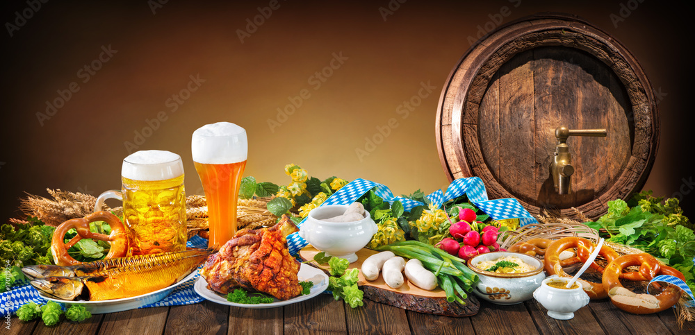 Bier, Schweinshaxe, Sauerkraut, Weißwurst und andere bayerische Spezialitäten. Oktoberfest