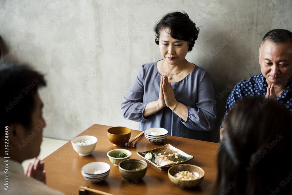 与幸福一起用餐的日本家庭