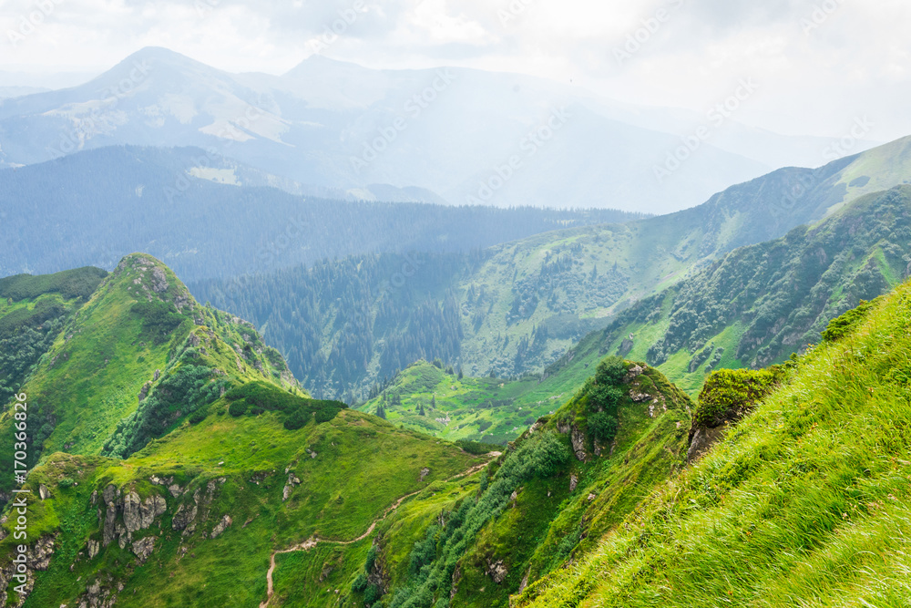 旅行，徒步旅行，自然。雄伟，高高的青山。水平框架