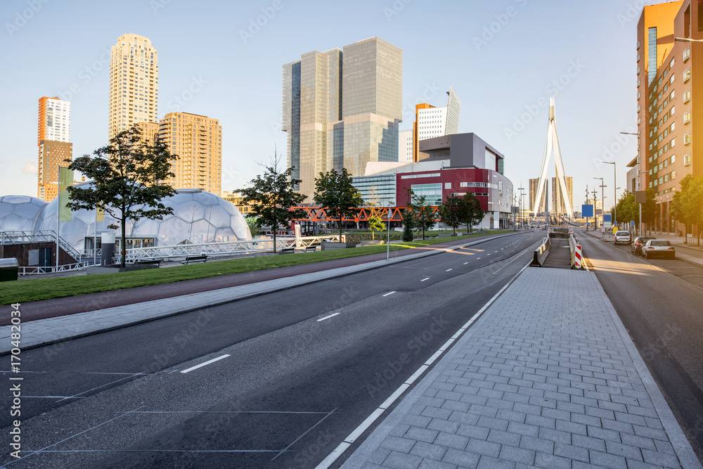 早上在罗特看到里恩港的现代化地区和摩天大楼的城市景观