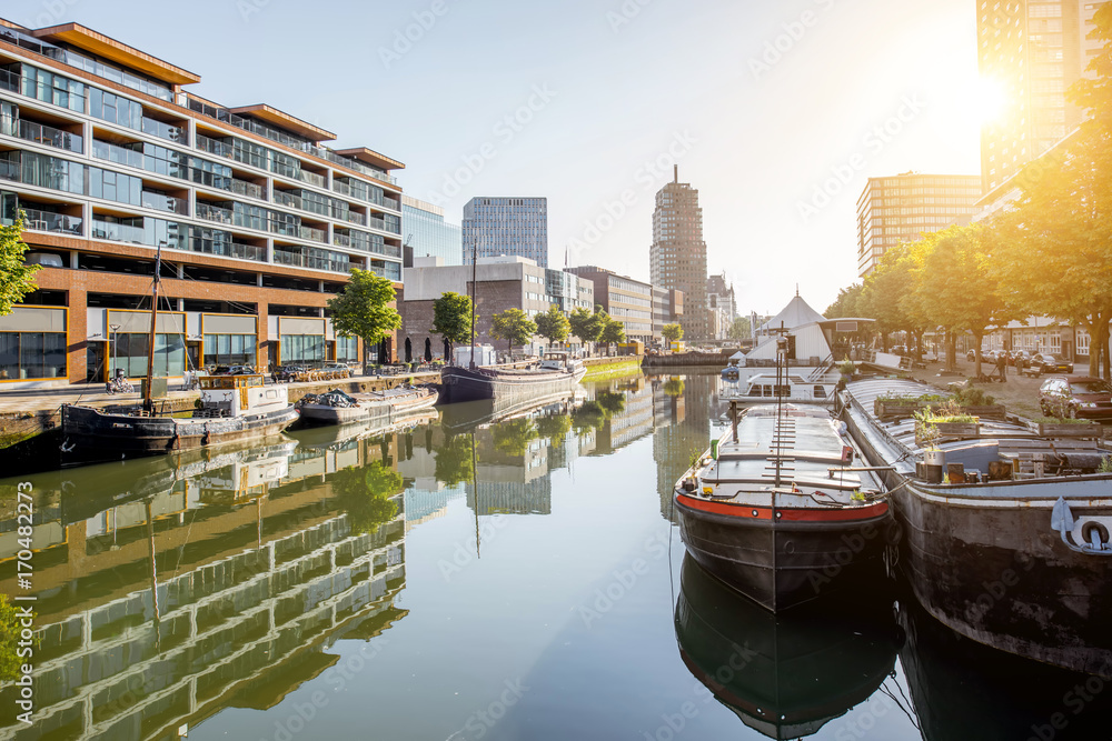 鹿特丹市Scheepsmakers港口办公楼的晨景