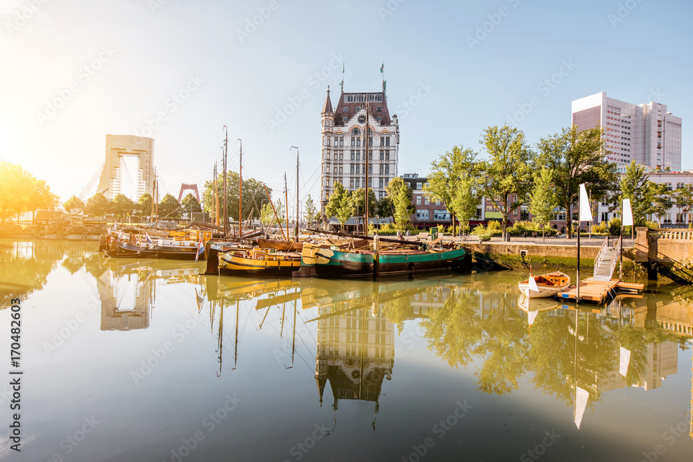 在晴朗的天气里欣赏鹿特丹市的Oude haven历史中心