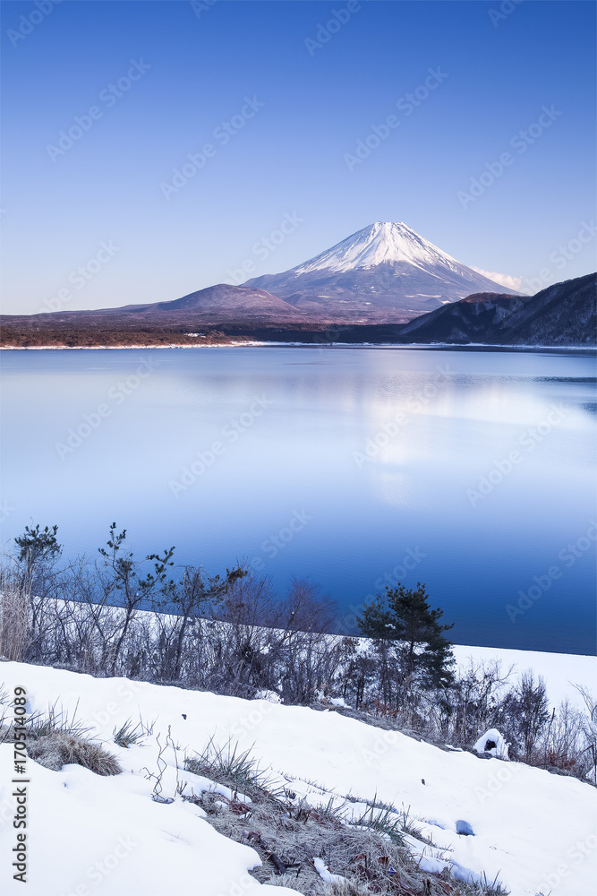 富士山和Motosu湖冬季降雪