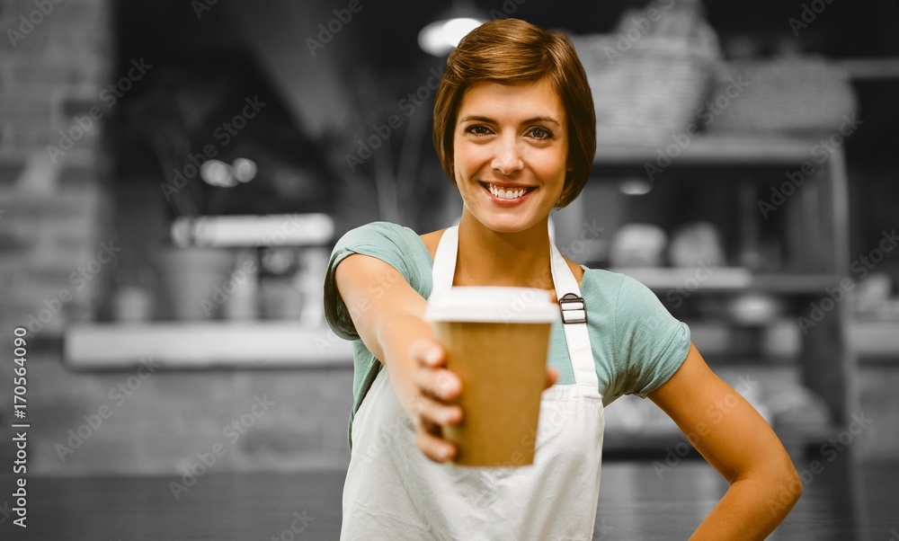 女服务员指着一杯咖啡的合成图像