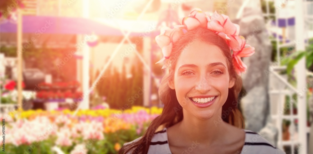 戴着花冠微笑的美丽女人的合成图像