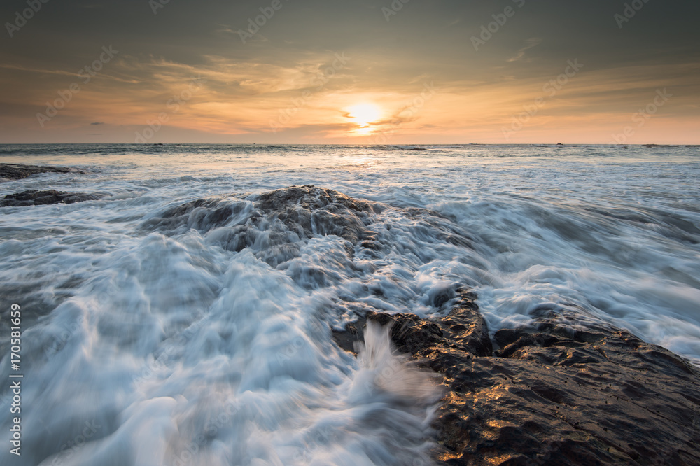 海浪冲击海滩上的岩石