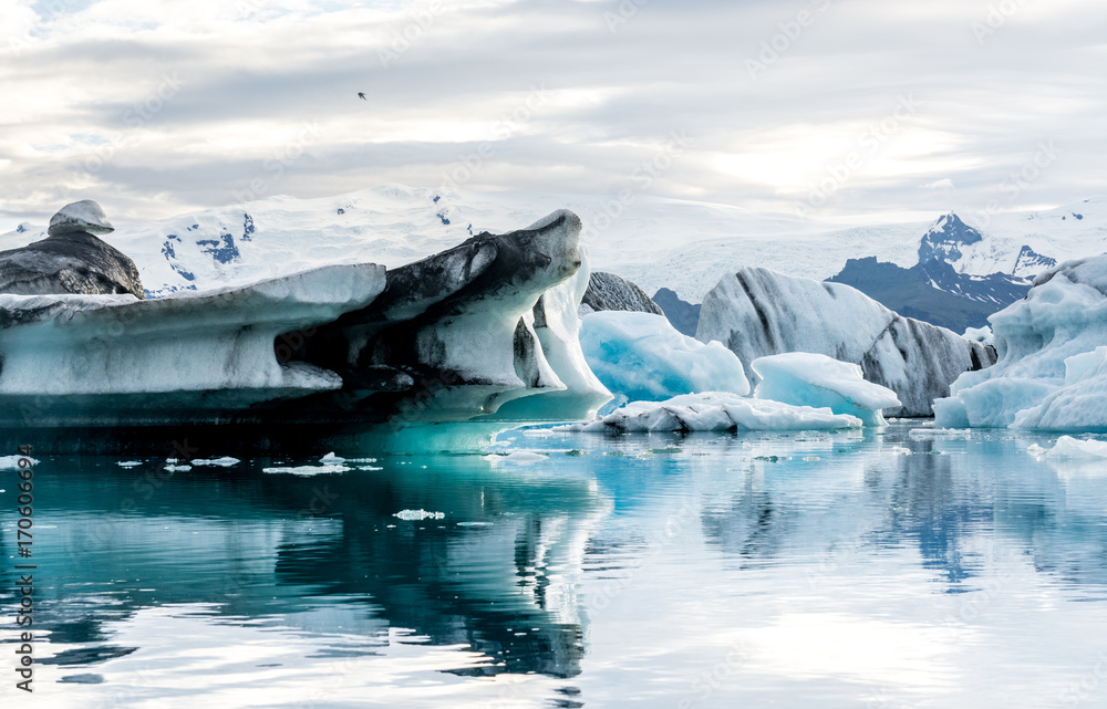 冰岛Jokulsarlon冰川湖中漂浮的冰山