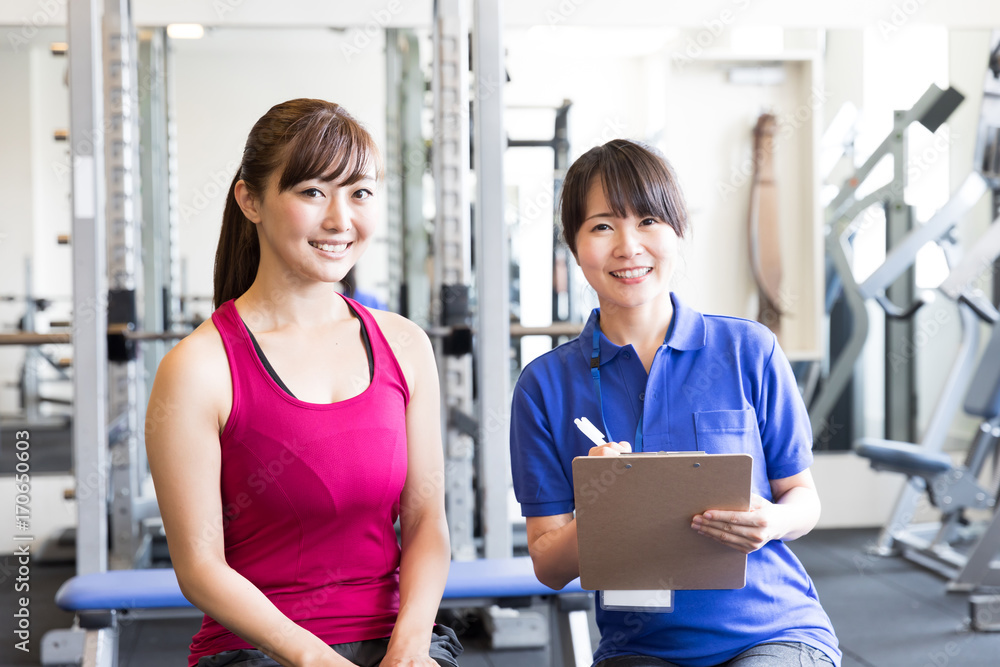 sporty asian woman exersicing in gym