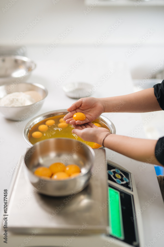 烘焙厨师在厨房专业烹饪烘焙