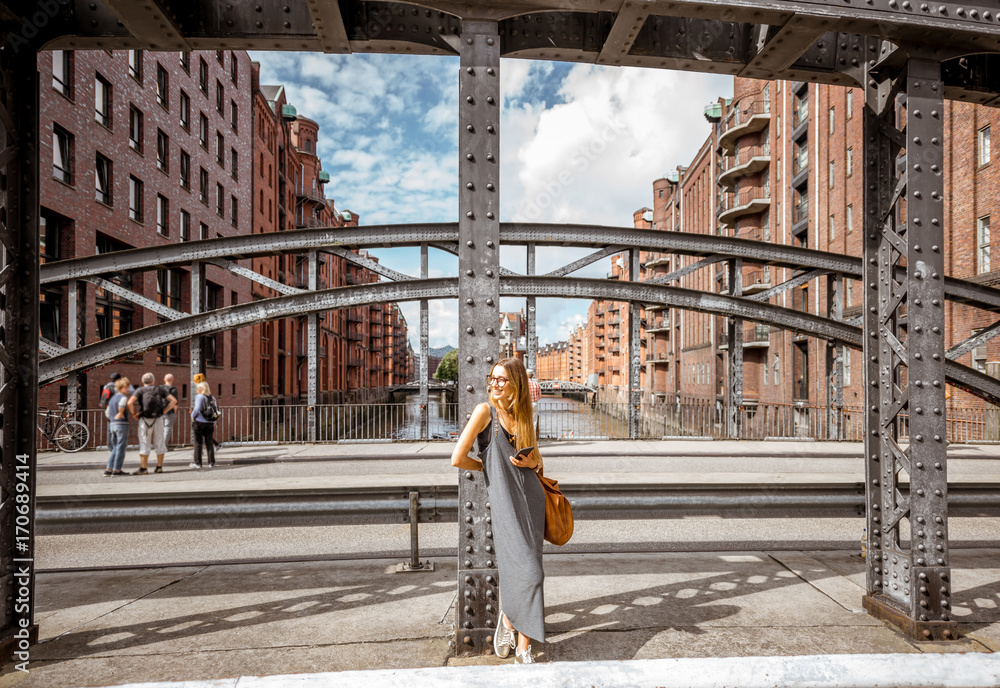 德国汉堡历史悠久的仓库区Speicherstadt，一座美丽的铁桥，与一位女士同行