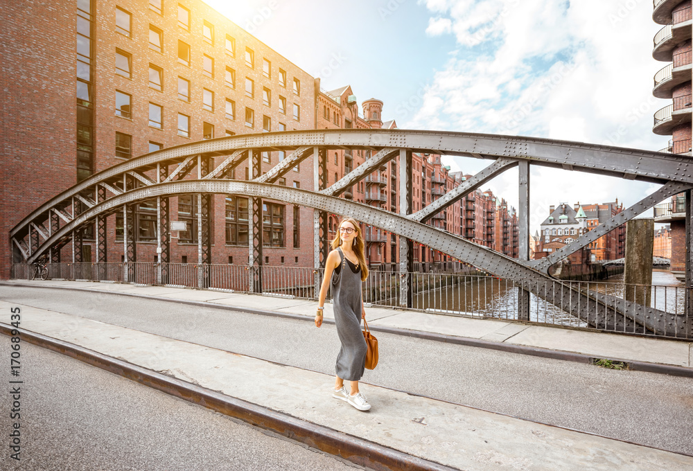 德国汉堡历史悠久的仓库区Speicherstadt，一座美丽的铁桥，与一位女士同行