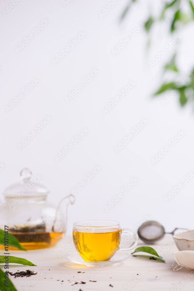 木桌背景上的几杯茶