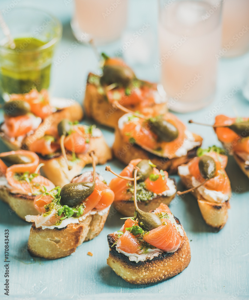 Crostini配烟熏三文鱼、香蒜酱、豆瓣菜、山柑和粉色葡萄柚鸡尾酒
1243157363,焦糖口味的爆米花