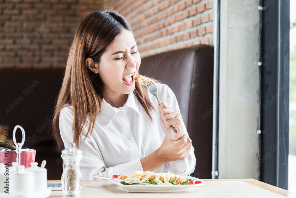 亚洲美女试图停止进食的饮食观念