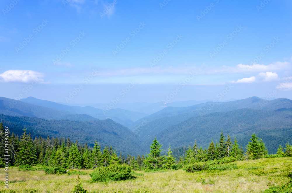 旅行，徒步旅行，自然。雄伟，高高的青山。水平框架