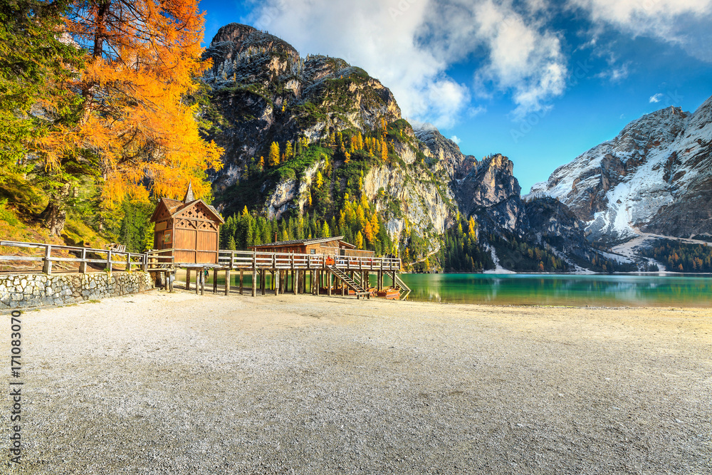 意大利多洛米蒂Braies湖著名高山湖泊的秋季景观