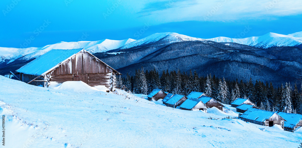 冬季群山中的雪地小屋