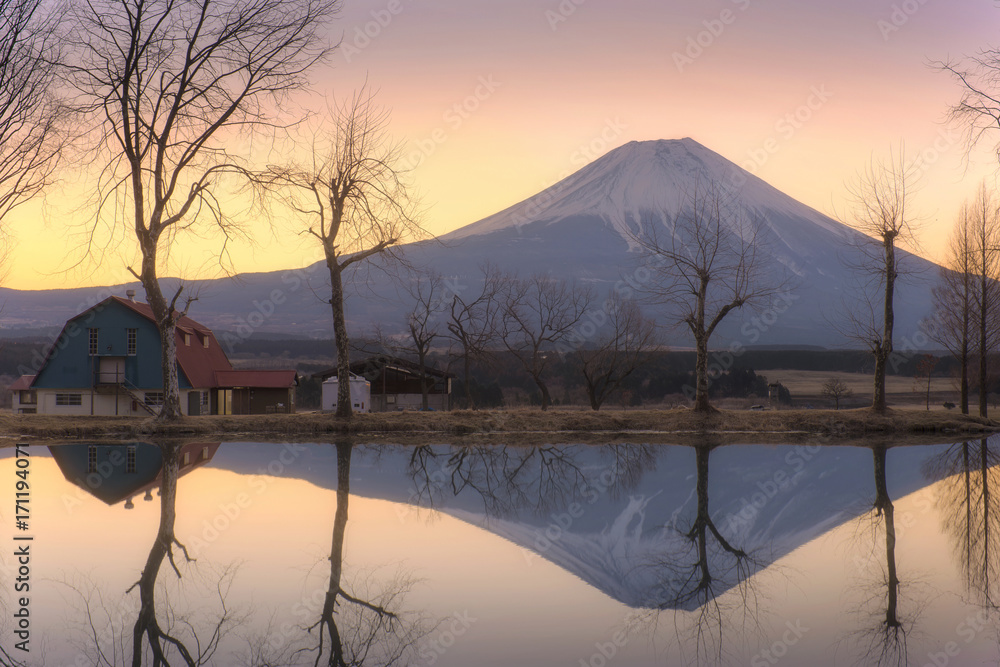 日出时的富士山在Fumotopara露营地的水面上反射。