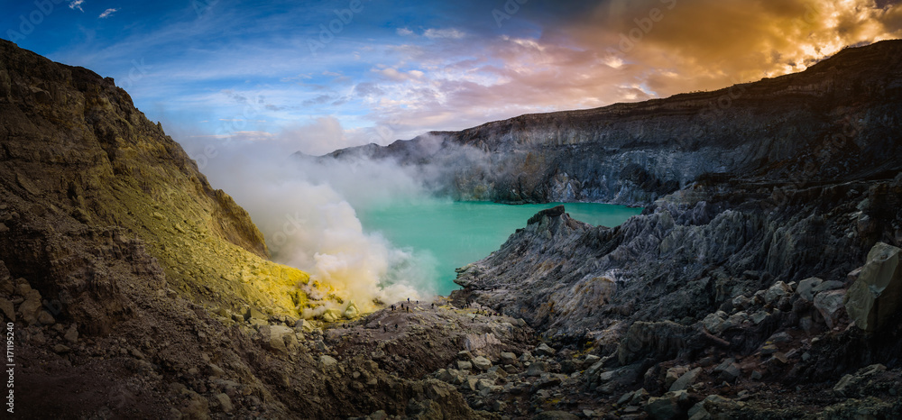 印度尼西亚东爪哇岛早晨的Kawah Ijen火山，蓝天背景下有绿色的湖泊。