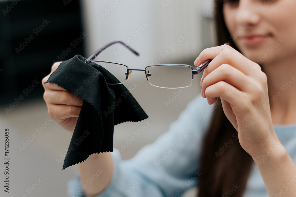 一位女士正在清洗眼镜的特写镜头。