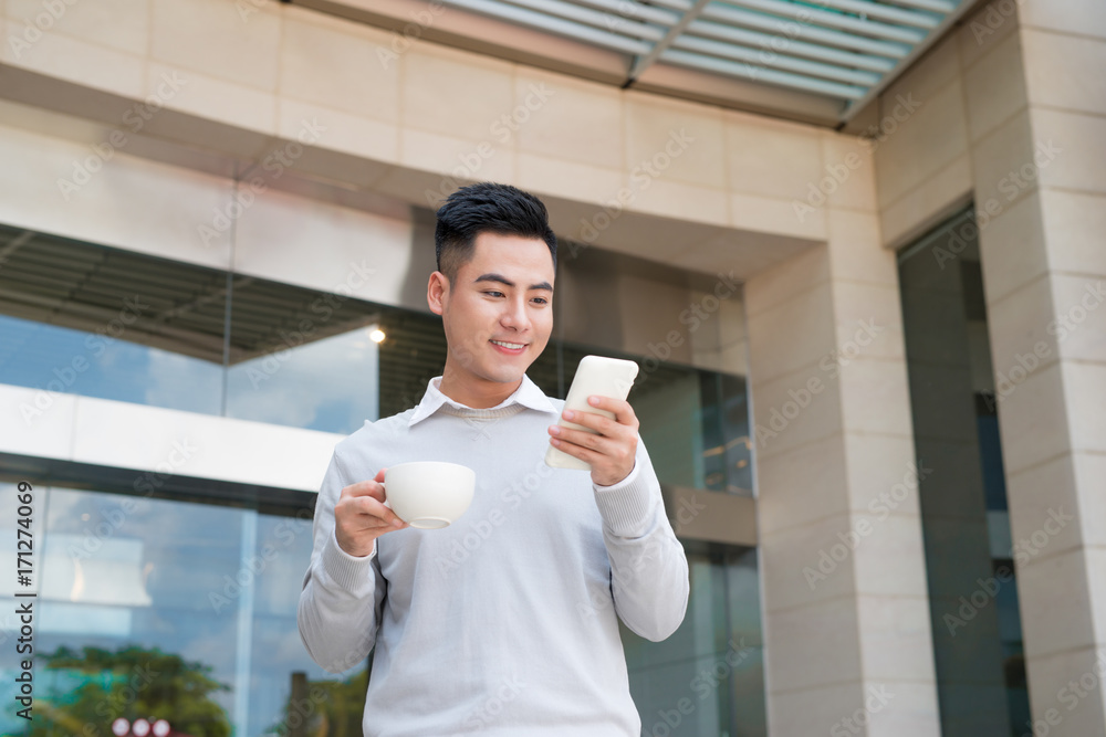 快乐微笑的越南商务人士带着智能手机出门