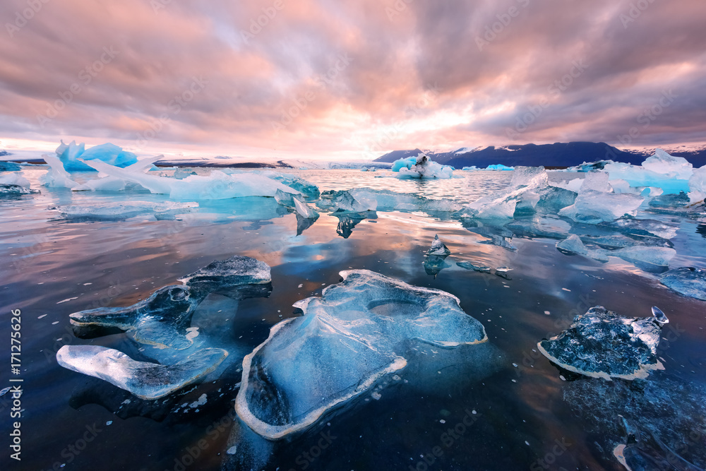 Jokulsarlon冰川泻湖中的冰山