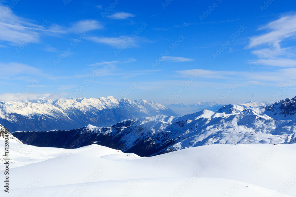 奥地利斯塔拜阿尔卑斯山冬季雪和蓝天的山脉全景