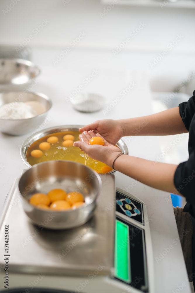 烘焙厨师在厨房专业烹饪烘焙