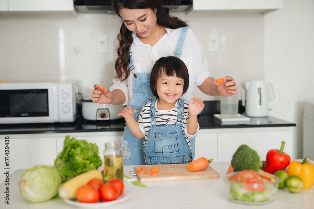 母亲和女儿一起在厨房做饭