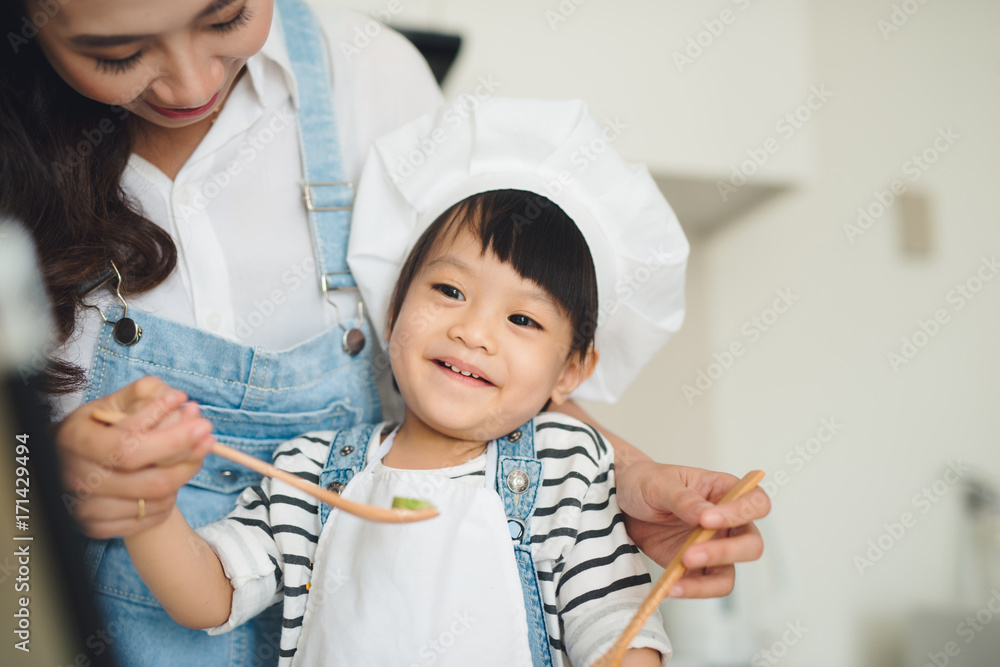 母亲和女儿一起在厨房做饭