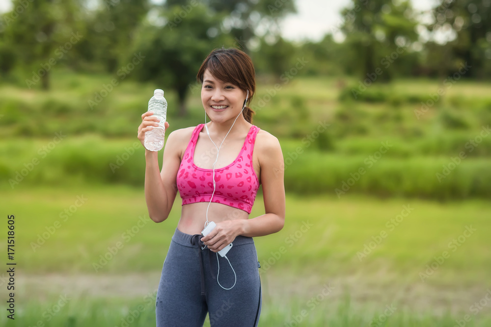 女性饮用瓶装水以解渴运动。女孩健身后解渴