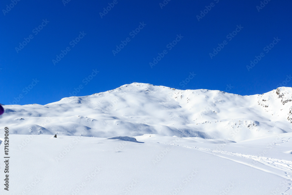 奥地利斯塔拜阿尔卑斯山冬季有雪和滑雪道的山脉全景