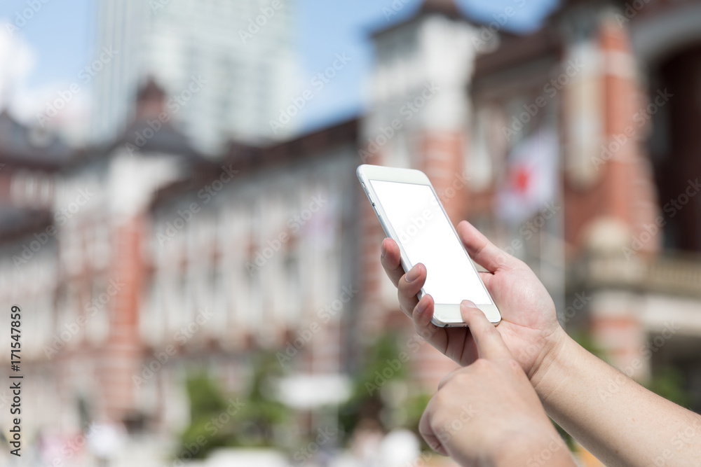 smart phone in tokyo station