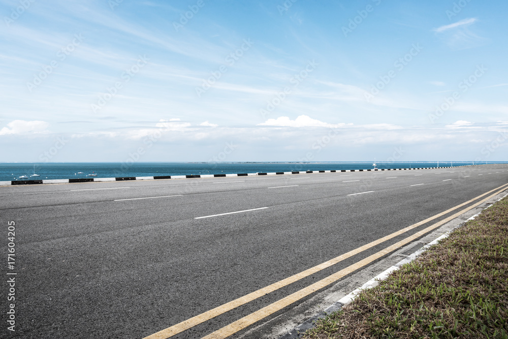 空旷的柏油路和蓝天中的碧海