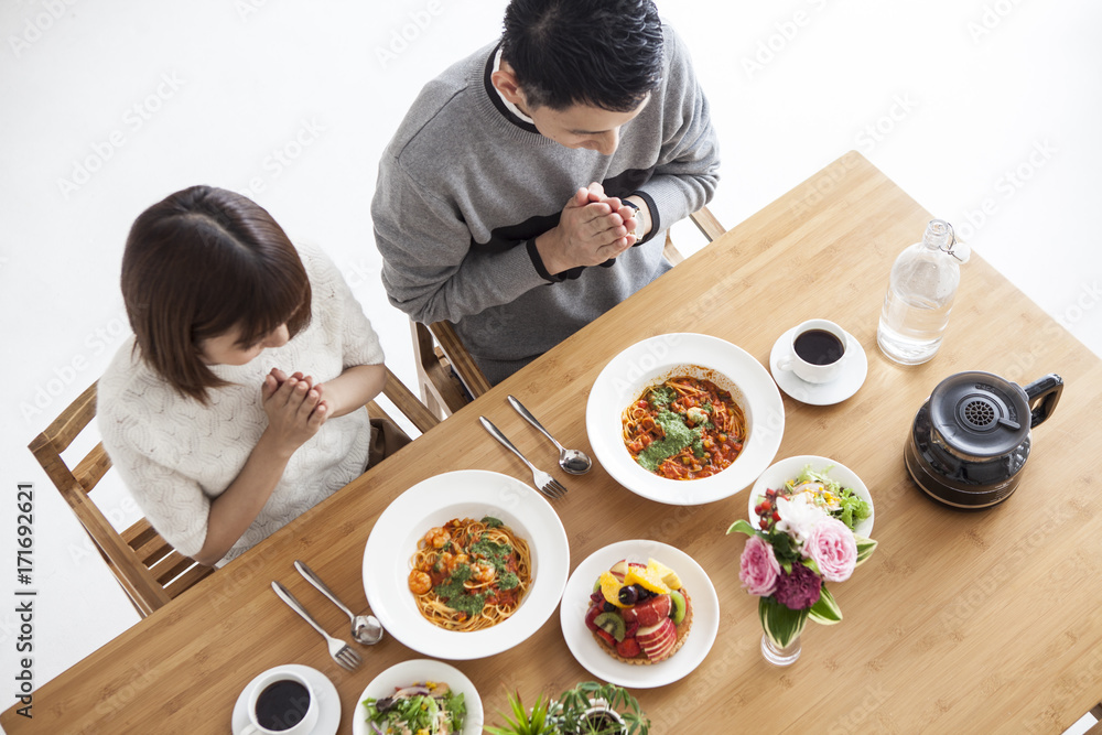 一对情侣一起吃饭